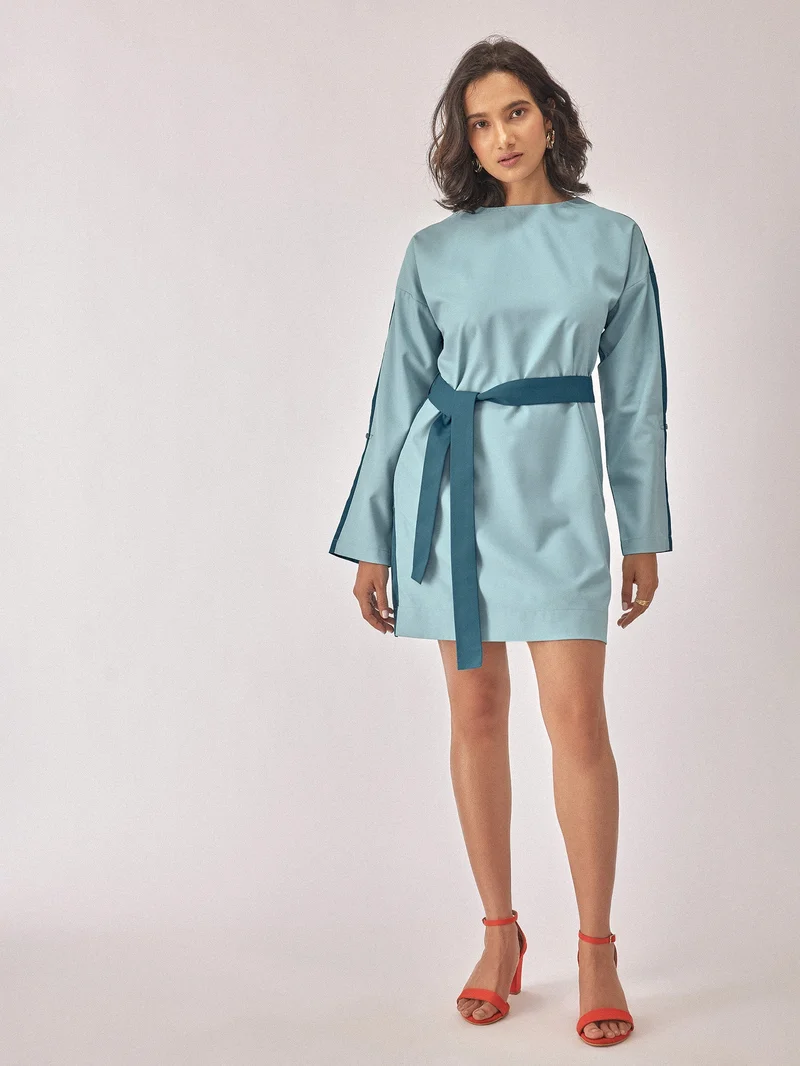 ذا ليبل لايف فستان ميني بتصميم Colorblock باللون الأخضر المزرق (Teal) – أنيق وانسيابي